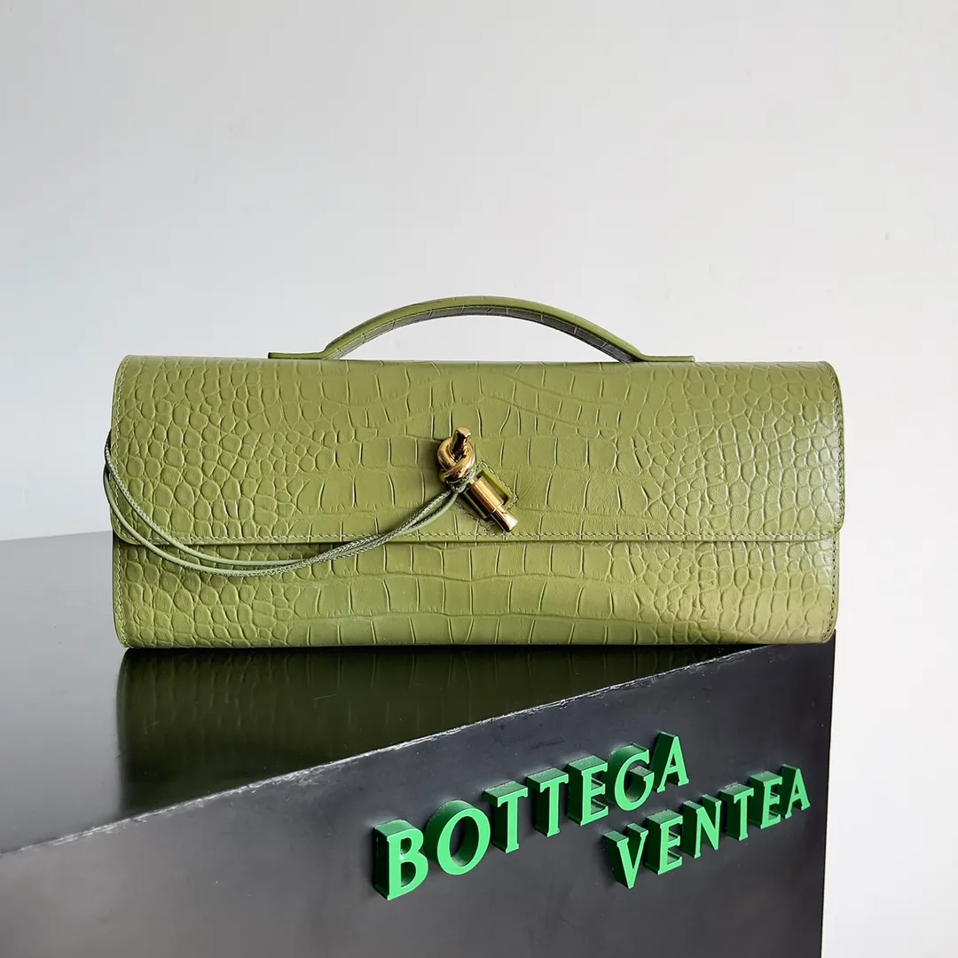 Batch 1420 Bottega Veneta Fall in love with Andiamo at first sight, new design, natural Nile rare leather crocodile pattern complex handbag, a model handbag for women, no need for color cover, no emotional camouflage, immersive depth and excitement, the classic element KNOT knot is inspired, modernist aesthetics and jewelry field craftsmanship reinterpret the knot element, bringing a clutch full of modern texture and elegant and quiet lady spirit. Style number: 741511 Size: 31*13*3cm